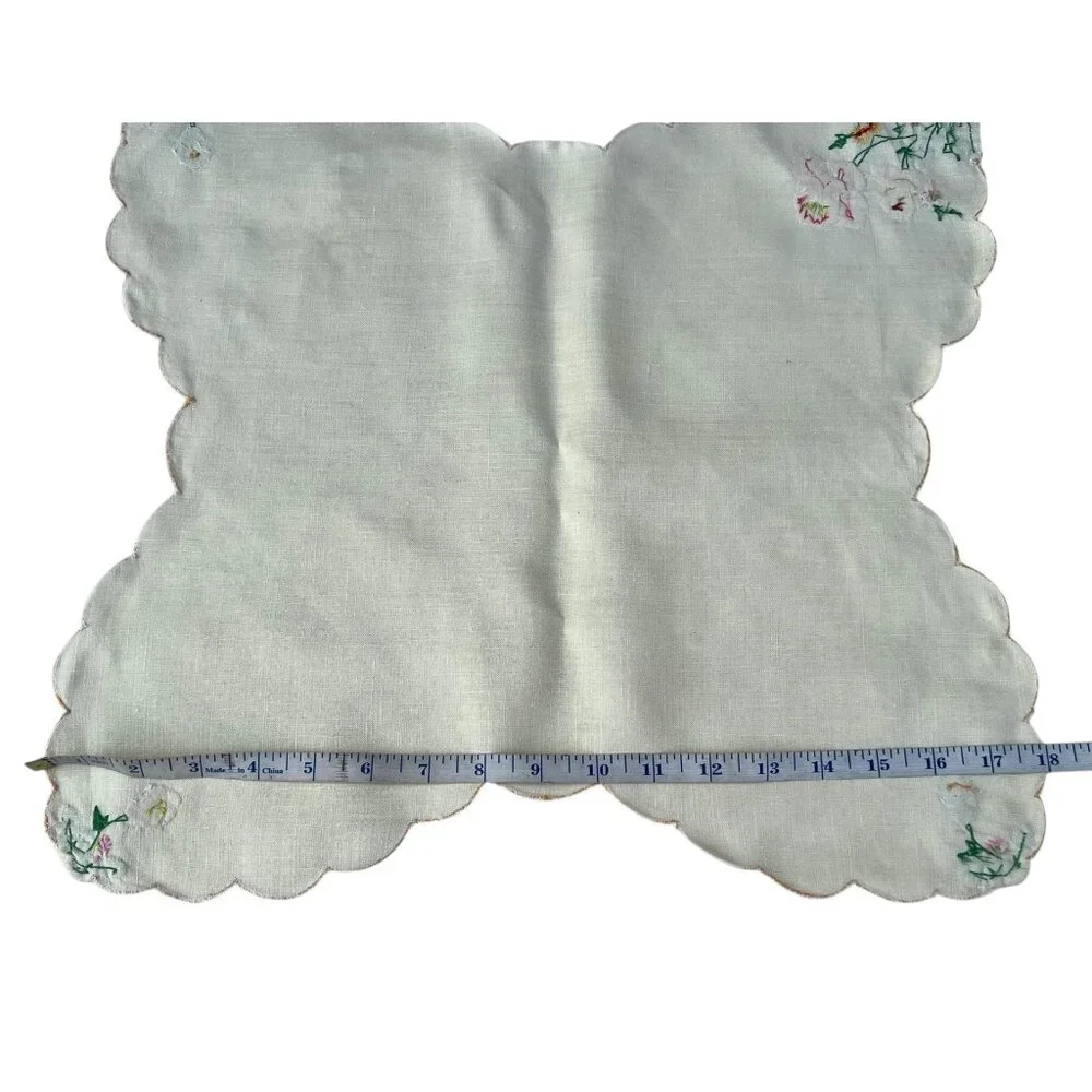 Hand-Appliquéd Linen Bun Warmer Cloth Scalloped Edges 18x16.75 VTG Floral